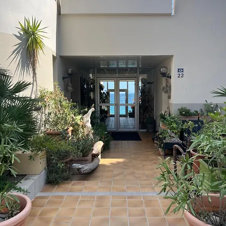 Unique Front De Climatise Et Jardin Apartment