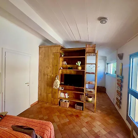 Front De - Climatise Classe 2 Etoiles Avec Jardin